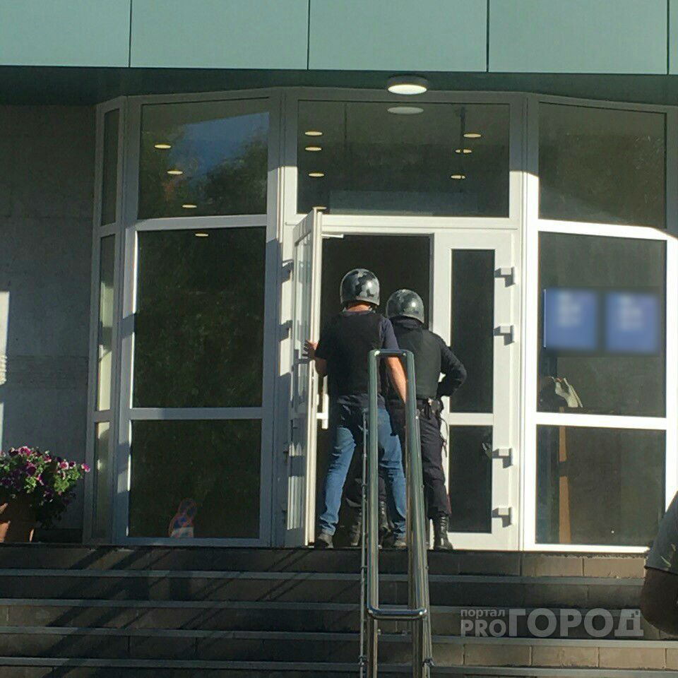 Сыктывкарцы сняли, как в здание банка входят оперативники с оружием (фото)