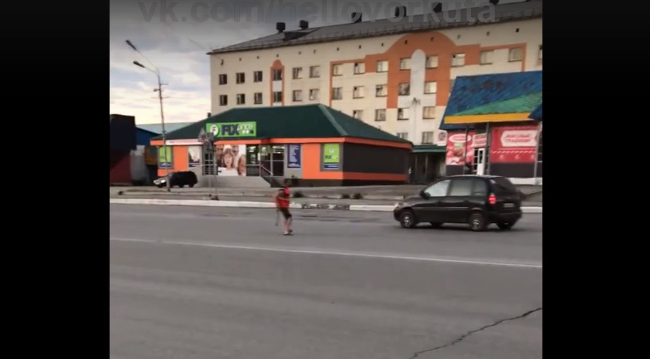 В Коми мужчина выбежал на дорогу с ломом и стал бросаться на авто (видео)