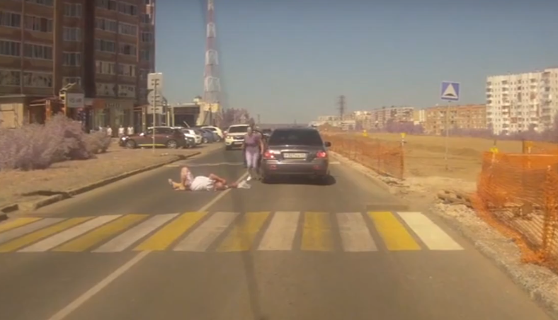В сети появилось видео, как девушка на «Мицубиси» сбила пешехода в Коми
