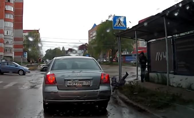 В сети появилось видео, как мальчик из Сыктывкара попал под колеса авто