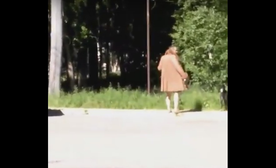 По Сыктывкару гулял «гламурный» мужчина в тапках и женском пальто (видео)