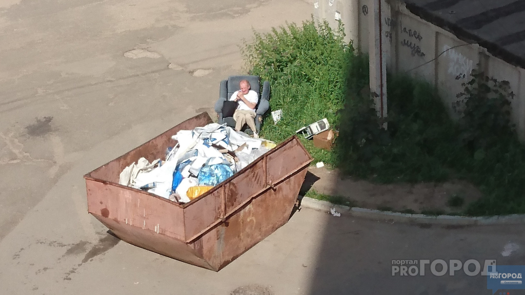 В Сыктывкаре мужчина устроил себе «кабинет» для переговоров прямо на помойке (фото)
