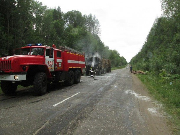 На трассе в Коми вспыхнул «МАЗ» с грузом леса (фото)