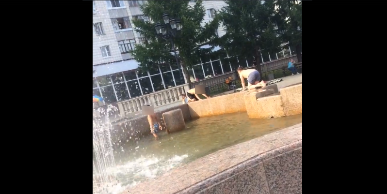 В Сыктывкаре дети плавали в фонтане прямо в центре города (видео)