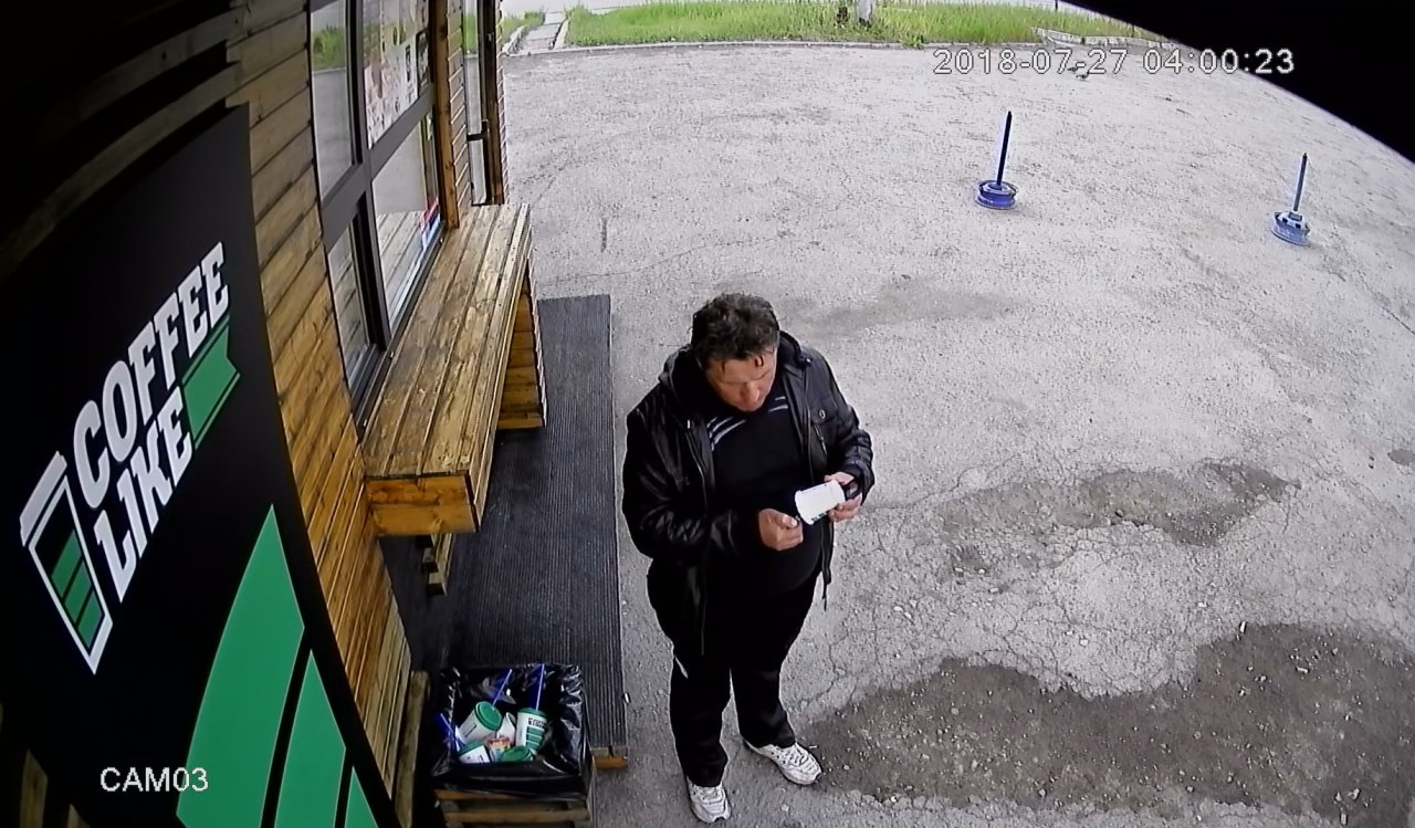 В Коми мужчина попытался подпалить кофейню и попал на видео