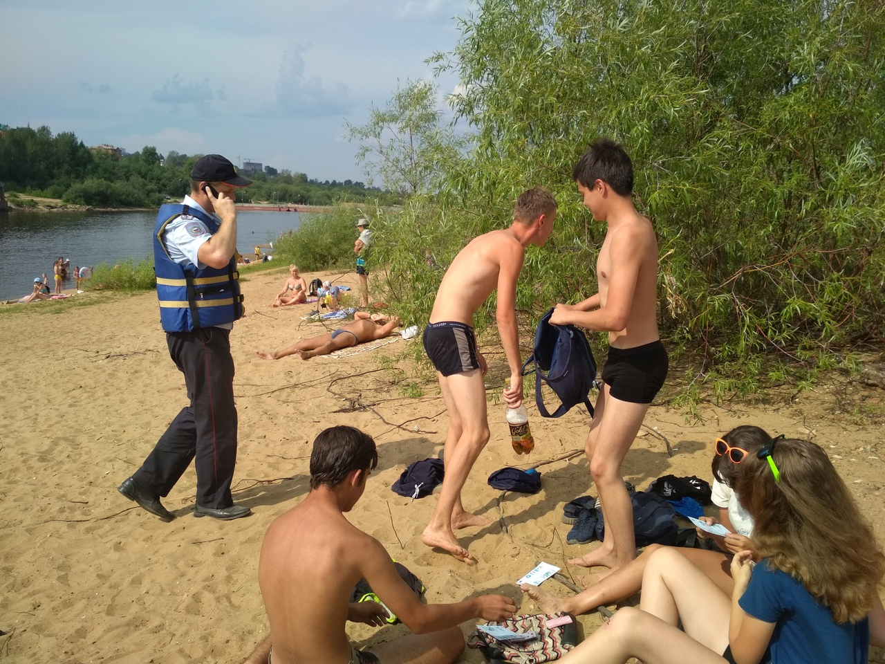 В Сыктывкаре подростка доставили в полицию из-за отдыха на пляже с пивом