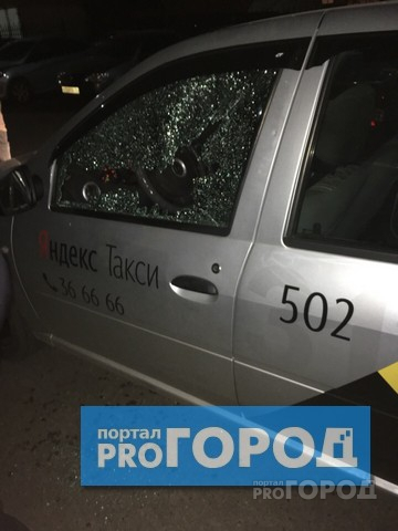 В Сыктывкаре обстреляли автомобиль такси