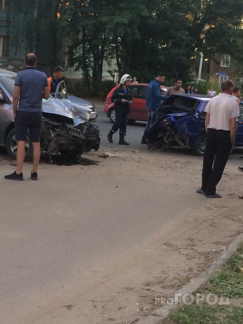 Появились подробности ДТП в Сыктывкаре, где столкнулись «Рено» и ВАЗ