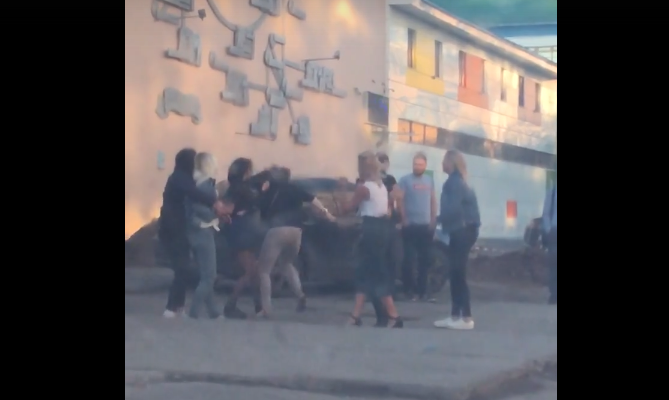 Жестокая драка девушек возле ночного клуба в Коми попала на видео