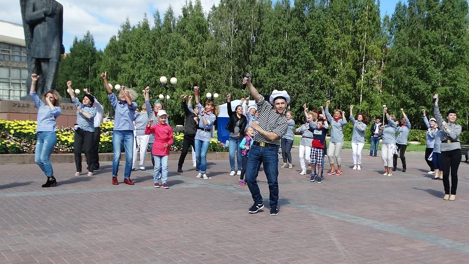 В День ВМФ сыктывкарцы играли в центре города в морской бой и слушали рэп (фото)