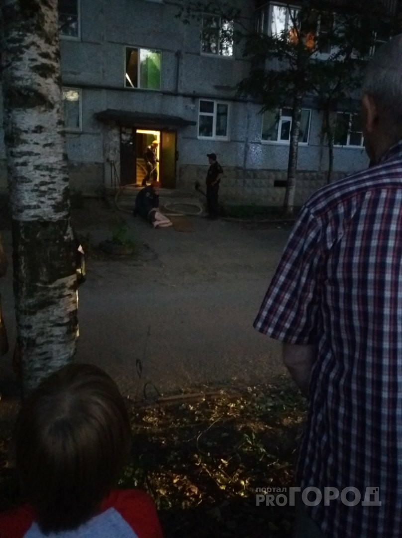 В Сыктывкаре пожарные вскрывали дверь, чтобы спасти мужчину из огня (фото)