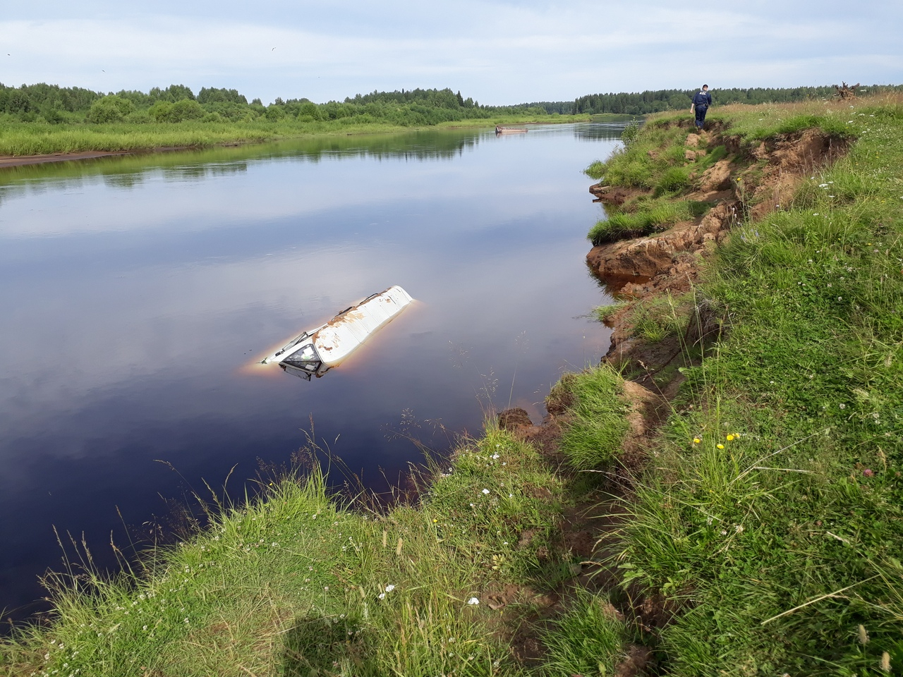 На реке в Коми затонул «УАЗ», в котором был человек (фото)