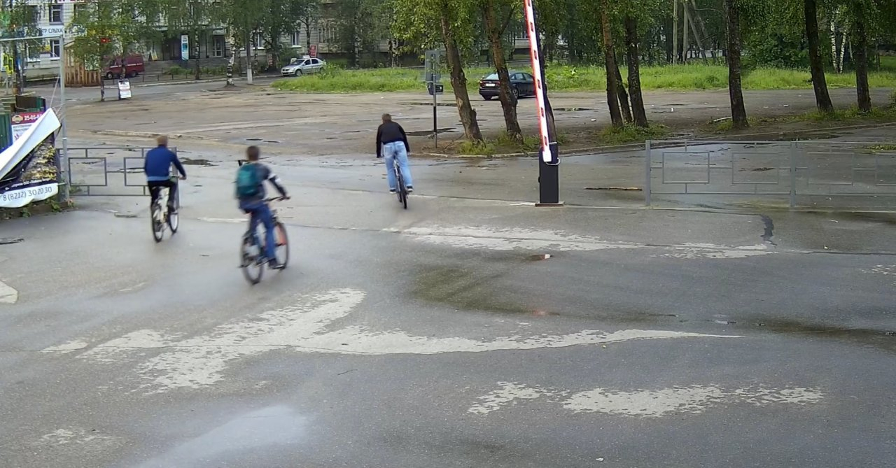 В Сыктывкаре камера засняла, как парни катаются на велосипедах, которые украли (видео)