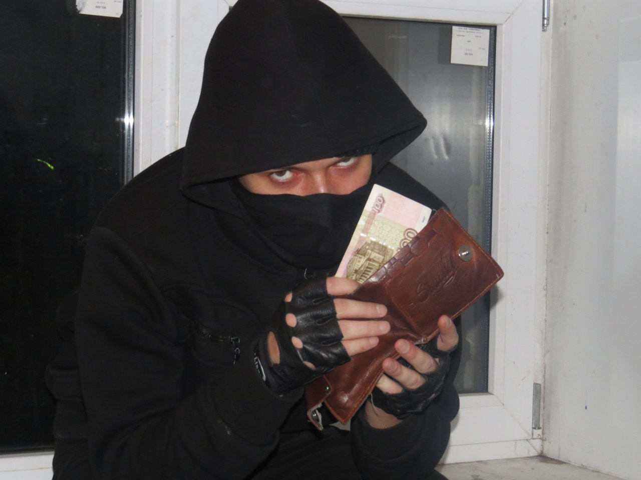 В Сыктывкаре парень влез через окно в чужой дом и забрал крупную сумму денег