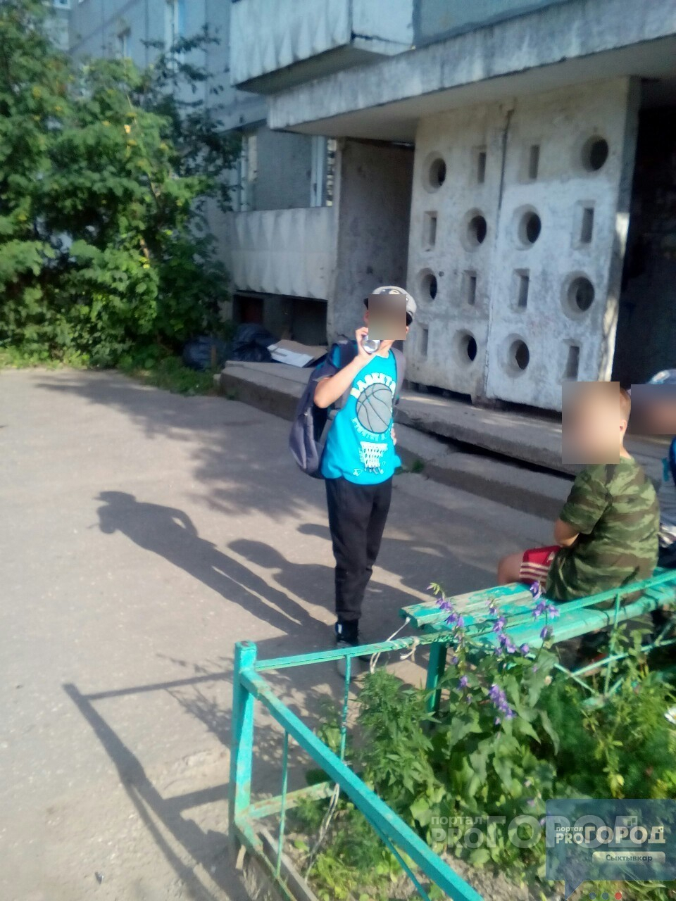 В центре Сыктывкара маленькие дети распивали энергетик и не стеснялись прохожих (фото)