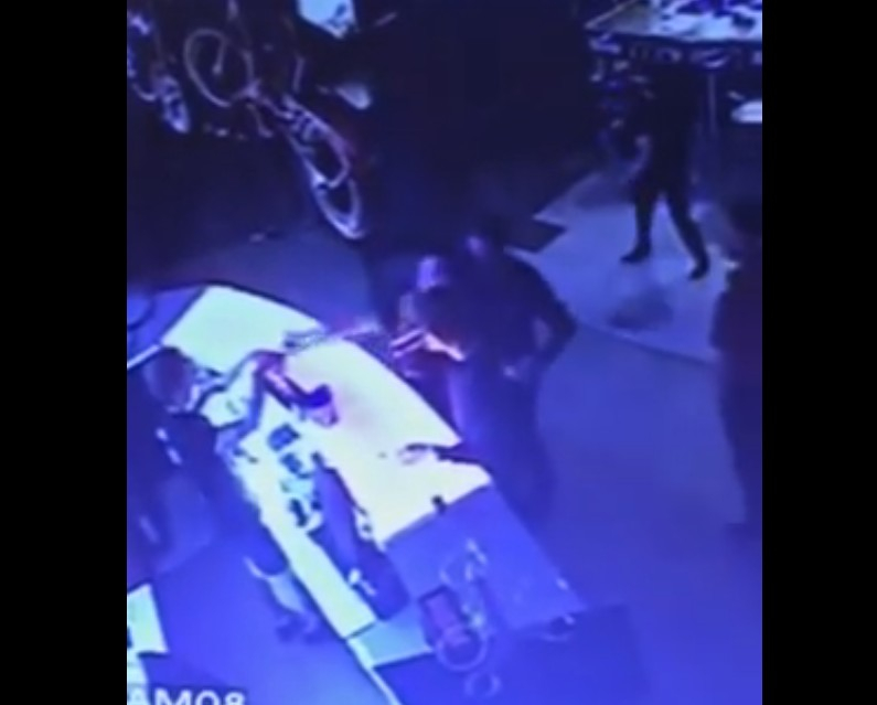 В сыктывкарском ночном клубе мужчина разбил стакан о лицо посетителя (видео)