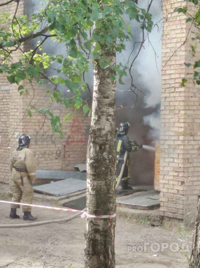Появились подробности пожара у общежития в центре Сыктывкара