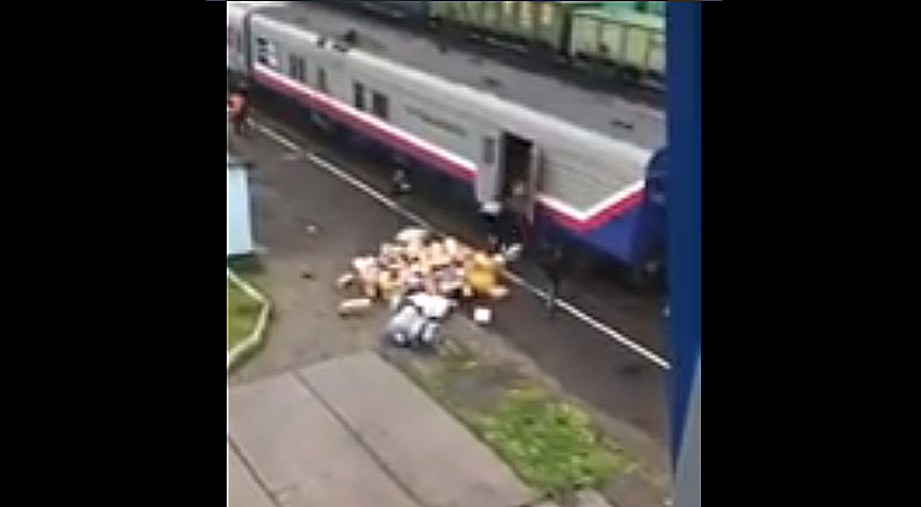 В Коми грузчик нагло швырял посылки из вагона «Почты России» на асфальт (видео)