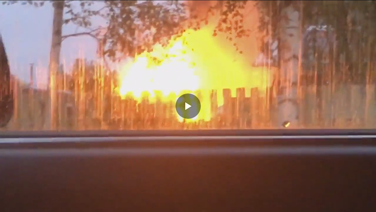 Сыктывкарец снял на видео мощный пожар возле жилого дома