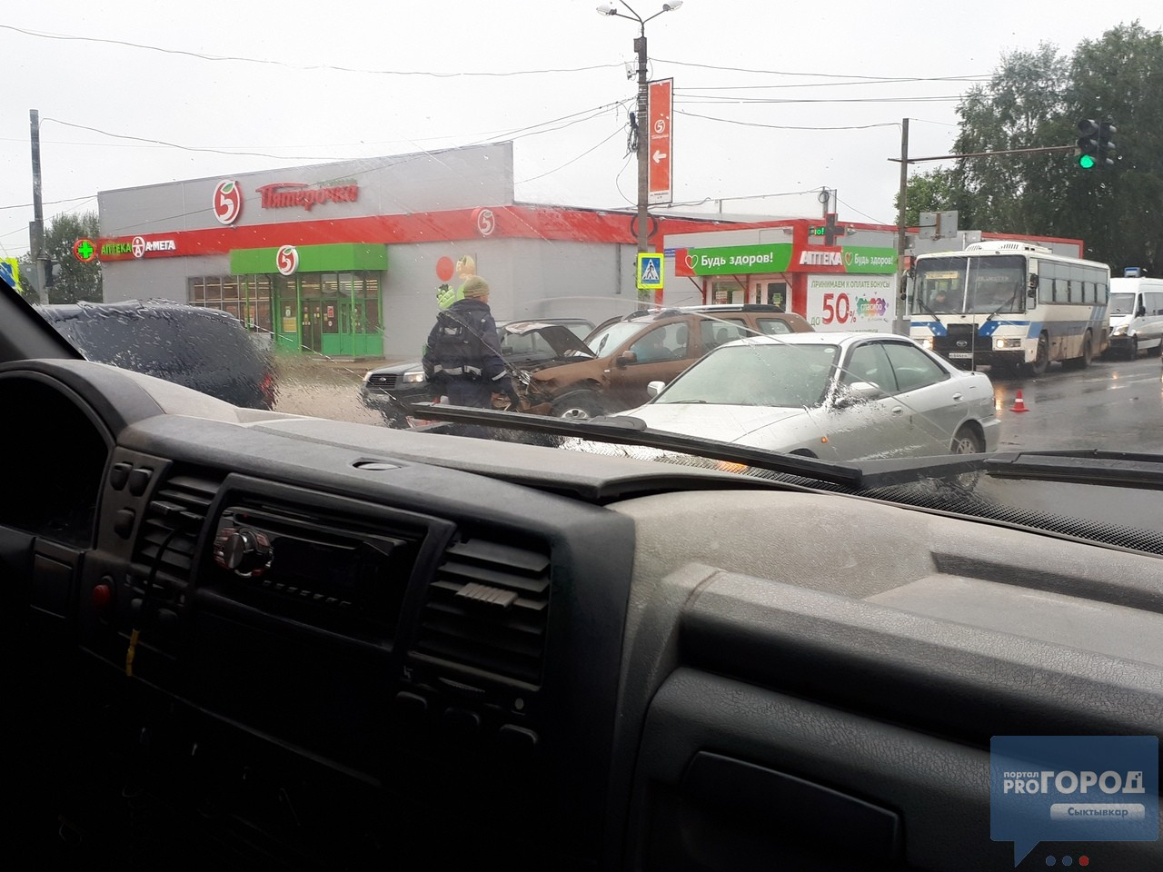 Утром в Сыктывкаре столкнулись четыре автомобиля, пострадала девушка (фото)