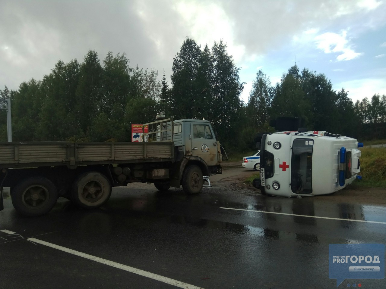 Появились фото с места ДТП в Сыктывкаре, где медицинский автомобиль врезался в фуру