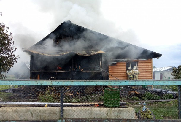 В Коми жилой дом сгорел после того, как в него попала молния