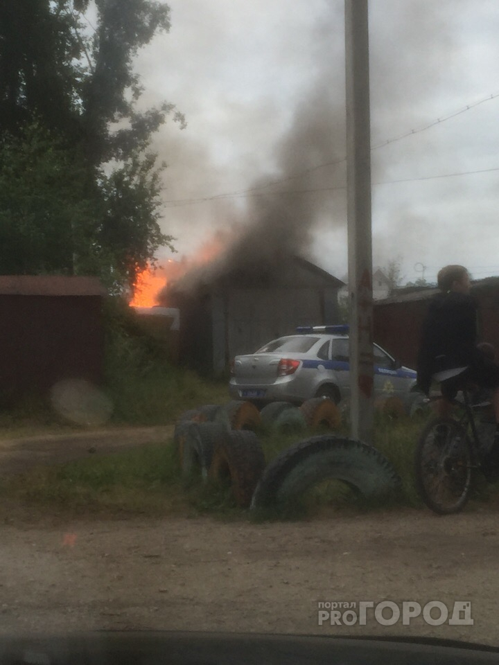 В Сыктывкаре из-за пожара целый квартал оказался в дыму (видео)