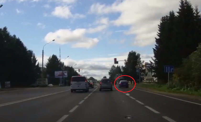 В Сыктывкаре водитель с «блатными» номерами промчал на красный (видео)