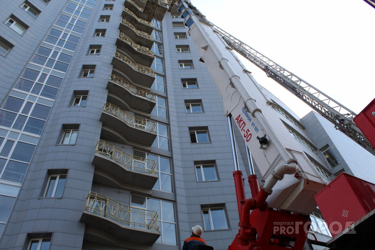 В Сыктывкаре пожарные спасли людей с 10 этажа «свечки» (фото)