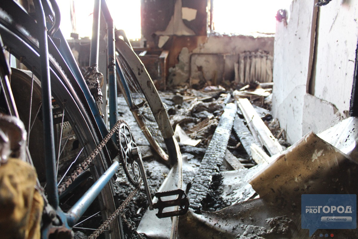 Обугленные руины: фоторепортаж из дома в Сыктывкаре, где сгорел весь третий этаж