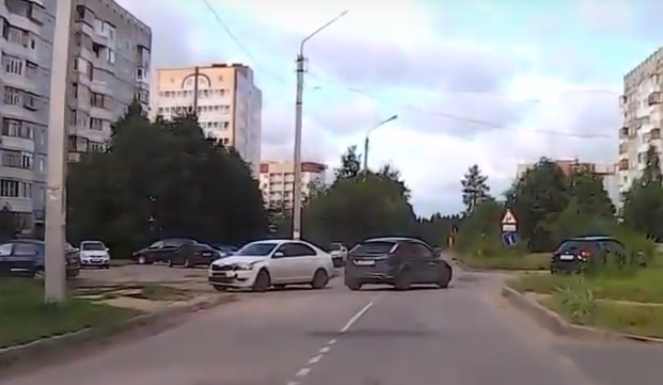 В Сыктывкаре «Шкода» протаранила «Форд» буквально на ровном месте (видео)