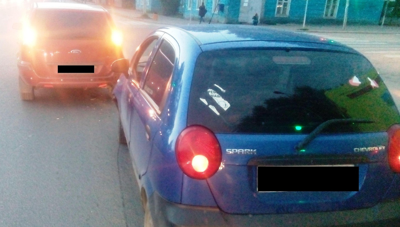 В Сыктывкаре молодой водитель на «Шевроле» протаранил «Форд»