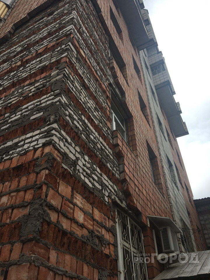 В Сыктывкаре обрушилась стена дома (фото)