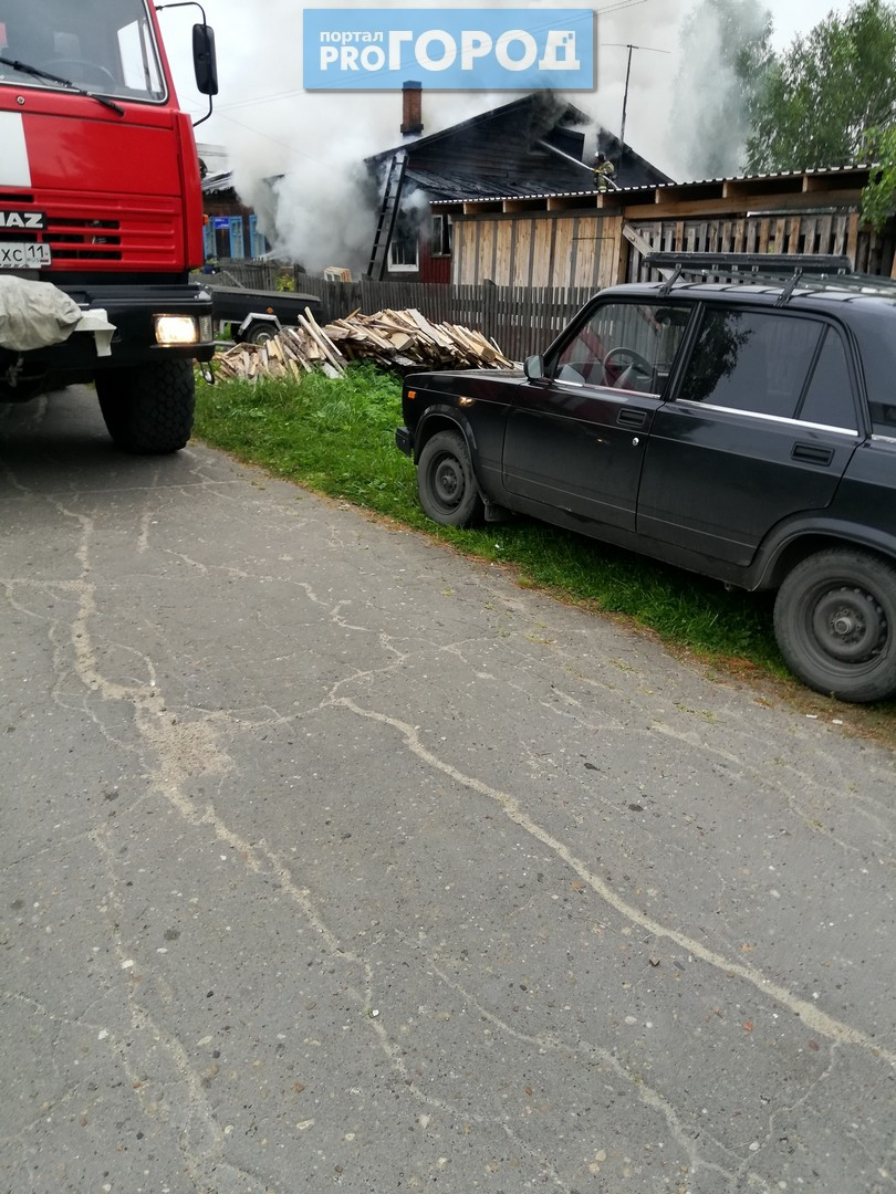 Под Сыктывкаром произошел пожар: три семьи остались без крыши над головой (фото, видео)