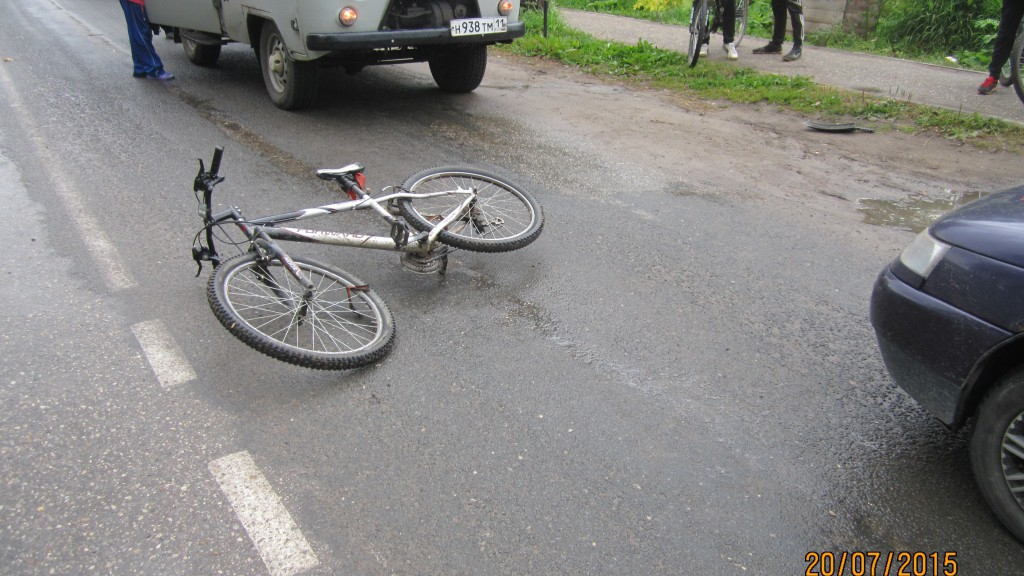 В Сыктывкаре мальчик на велосипеде выехал на дорогу и попал под машину