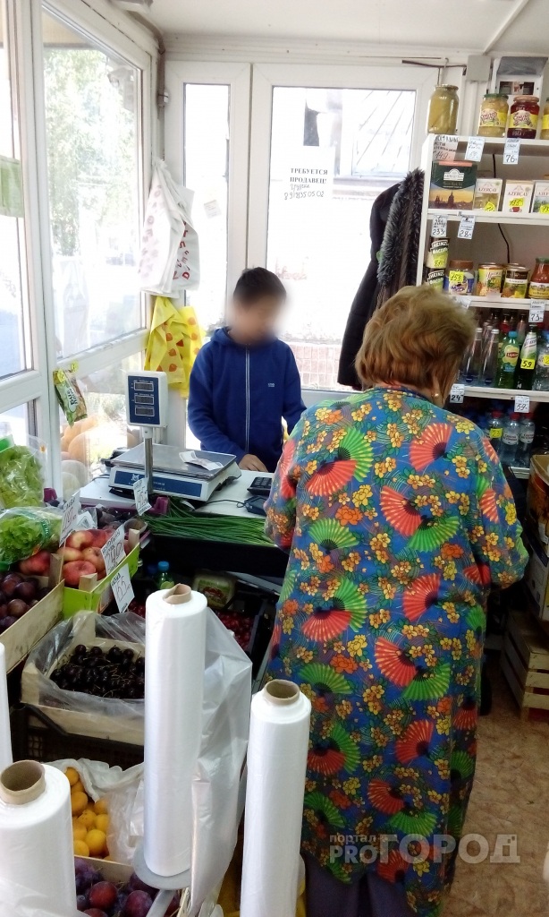 Сыктывкарцы возмущены: в одном из магазинов продавцом работает маленький мальчик (фото)
