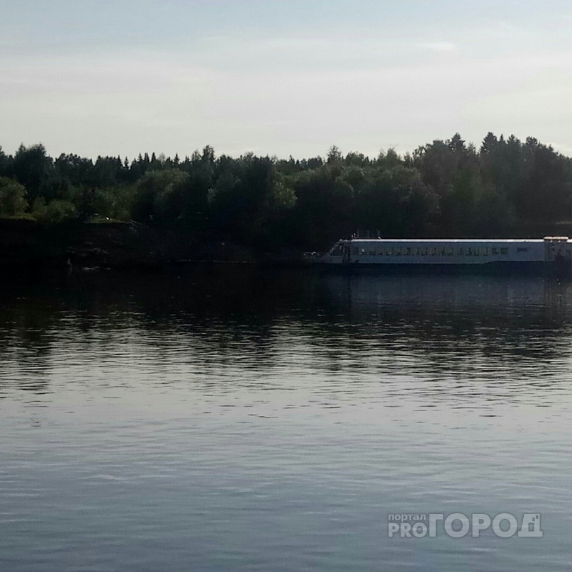 На переправе в Сыктывкаре посреди реки застряли 50 человек (фото)