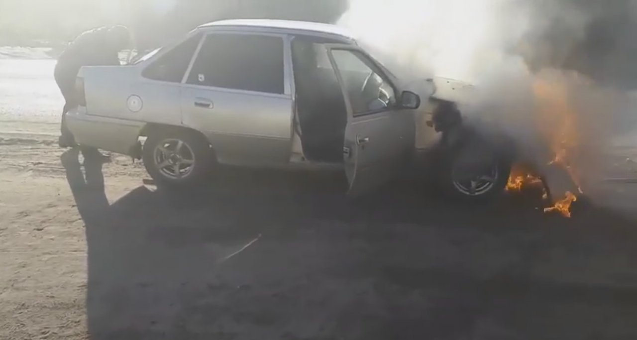 Сыктывкарец снял на видео, как мощный пожар уничтожает иномарку