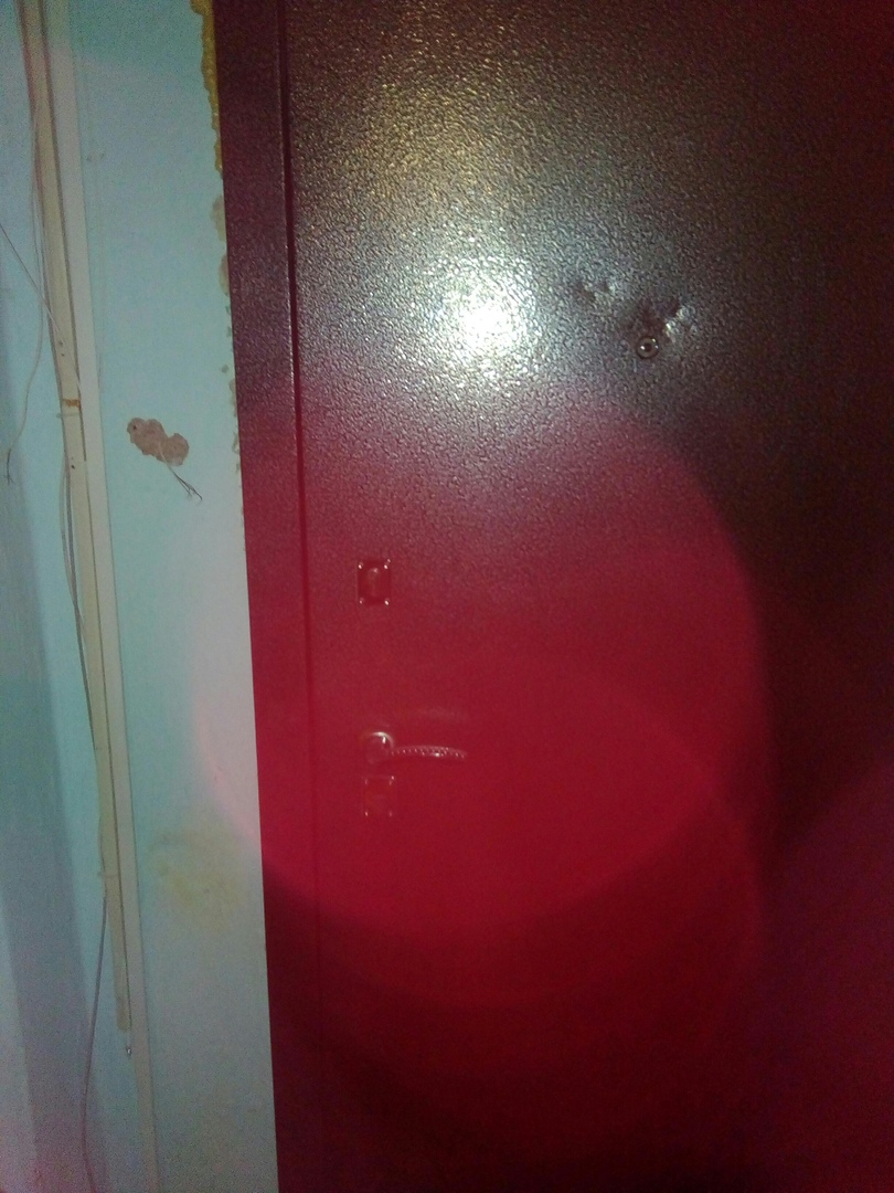 В Сыктывкаре мужчина с арматурой пытался выломать дверь в квартиру женщины с ребенком