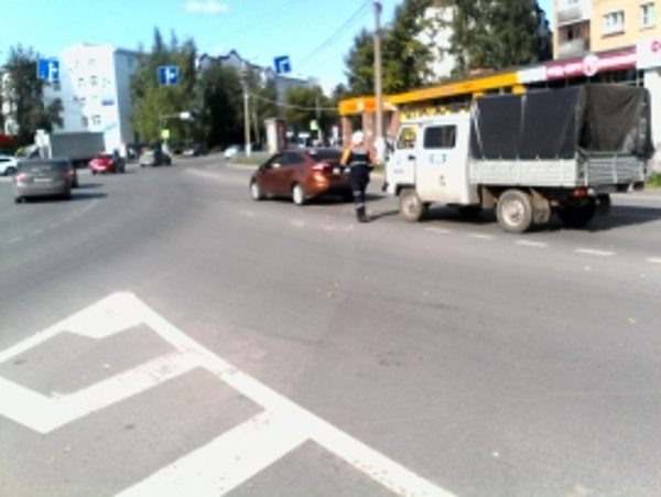 На «кольце» в Сыктывкаре столкнулись «УАЗ» и «Форд» с автоледи за рулем (фото)