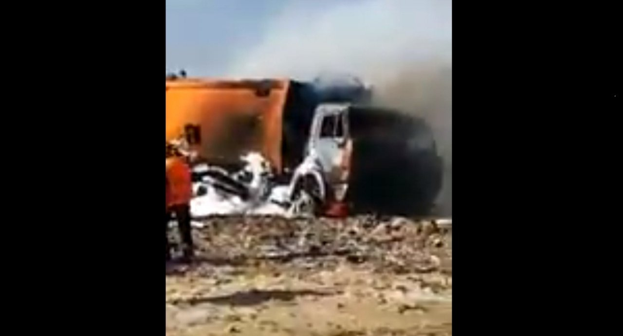 В Сыктывкаре вспыхнул мусоровоз (видео)