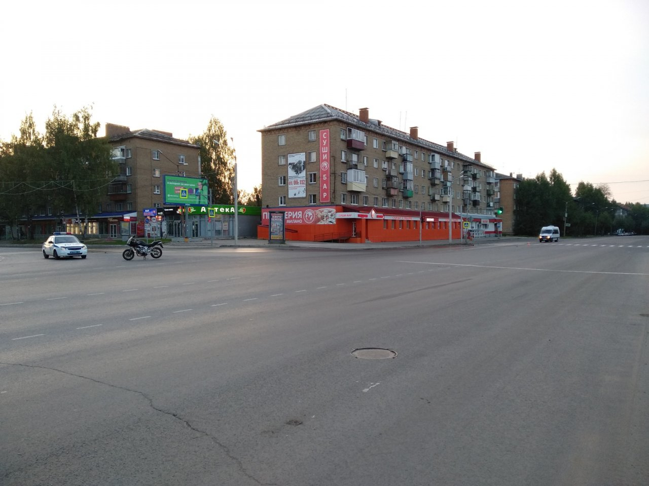 У вокзала в Сыктывкаре в «ВАЗ» влетел пьяный байкер без прав (фото)