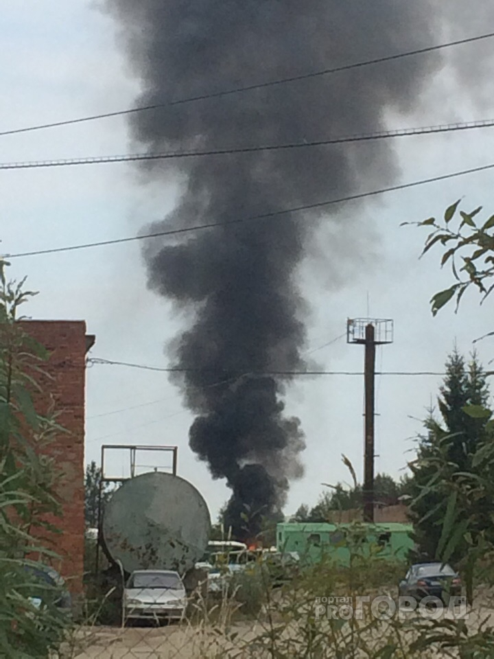 На Сысольском шоссе в Сыктывкаре тушили горящий автобус (фото)