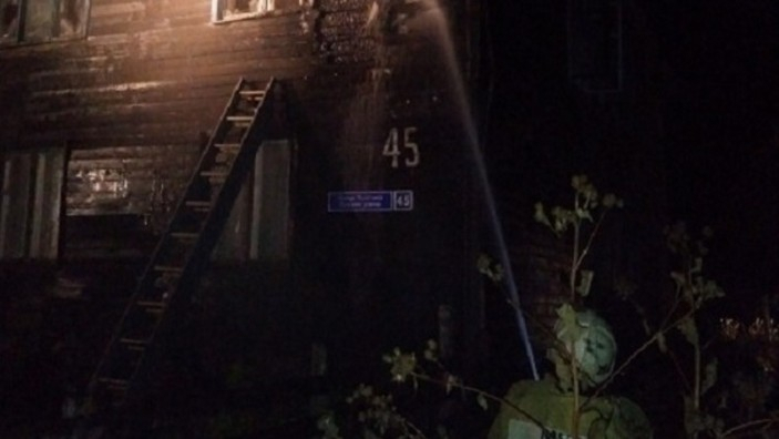 В Коми горел многоквартирный дом, в огненной западне оказался мужчина