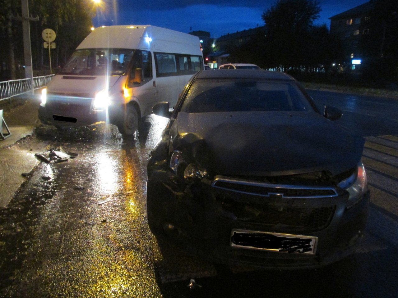 В Коми водитель «Шевроле» протаранил микроавтобус, его пассажирка в больнице (фото)
