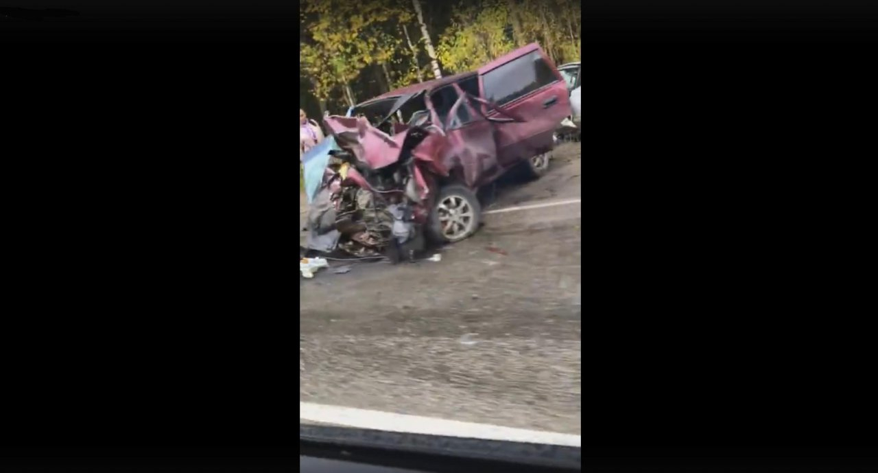 На трассе в Коми лоб в лоб столкнулись две легковушки, у водителей тяжелые травмы (видео)