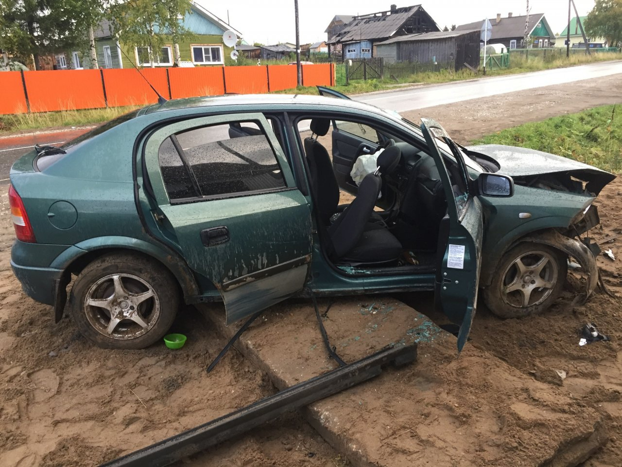 Появились подробности и фото с места ДТП в Коми, где разбился «Опель» с пассажирами