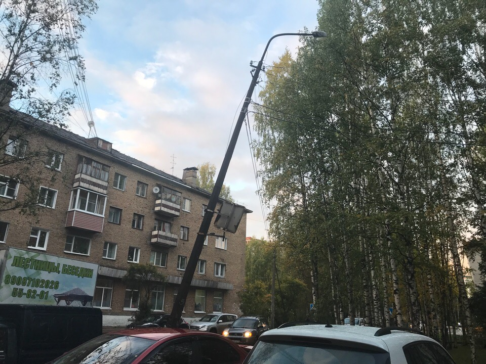 У Театральной площади в Сыктывкаре почти упал фонарный столб (фото)