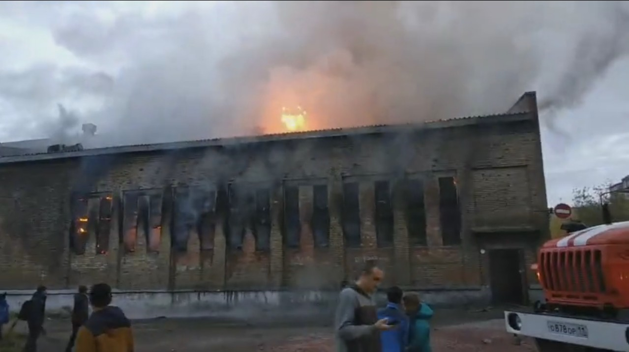 В Коми загорелось здание школы (видео)