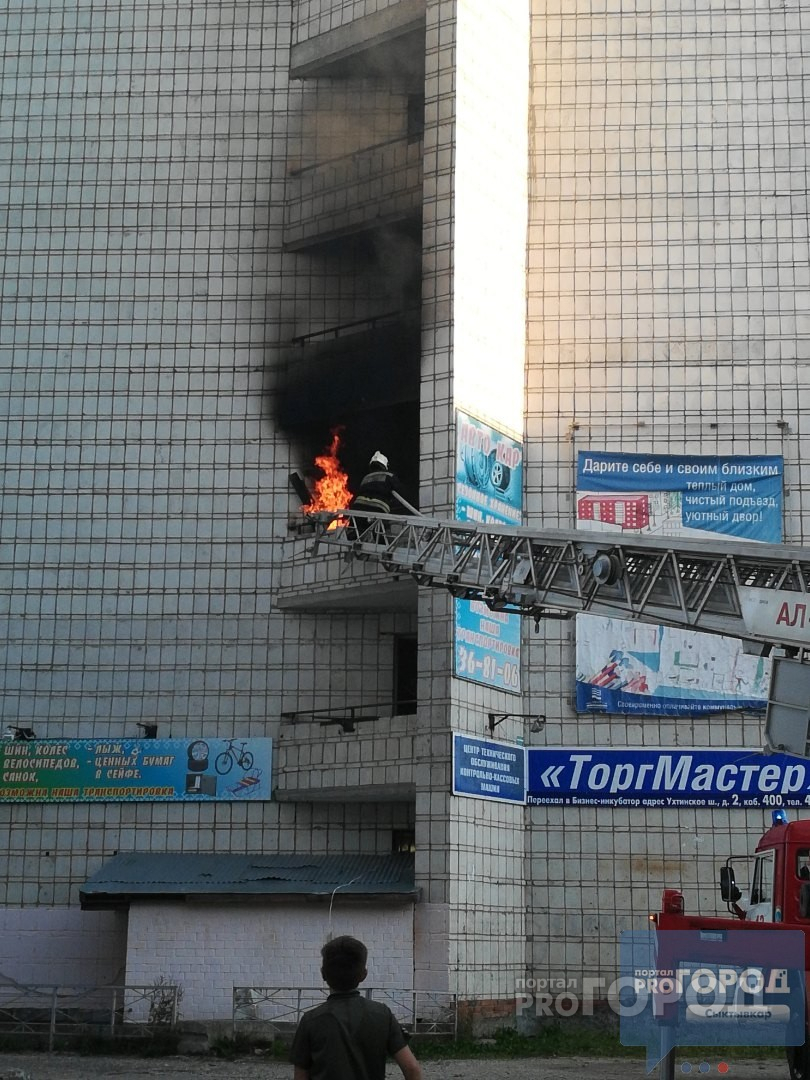 В Сыктывкаре загорелся балкон жилого дома (фото)